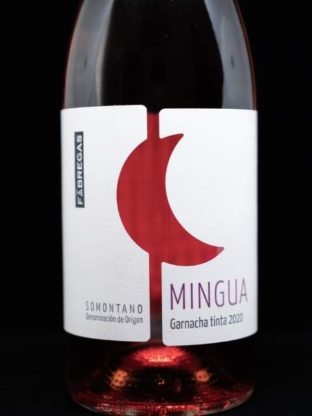 Front Withe Label with the Logo of Mingua