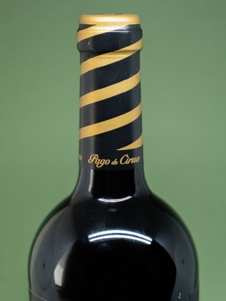 Black and Gold Cork with Logo of Pago de Cirsus