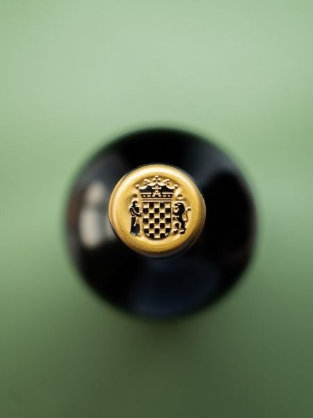 Black and Gold Cap with Logo of Pago de Cirsus