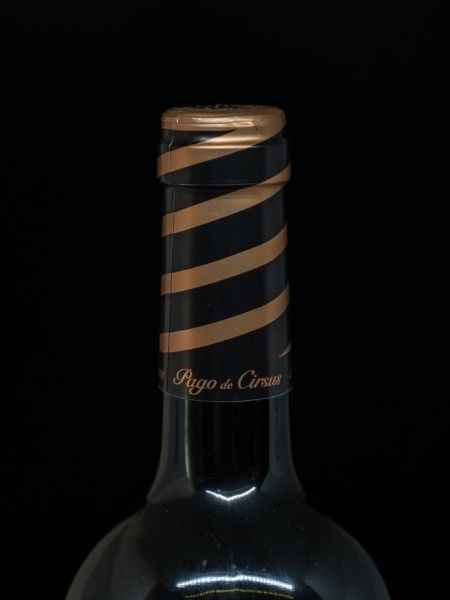 Black and Gold Cork with Logo of Pago de Cirsus
