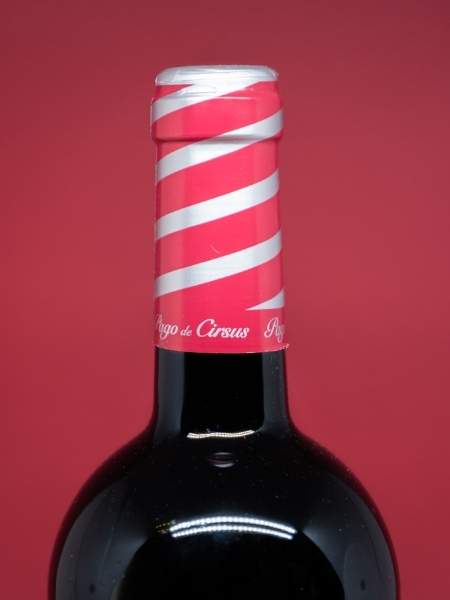 White and Red Cork with Logo of Pago de Cirsus