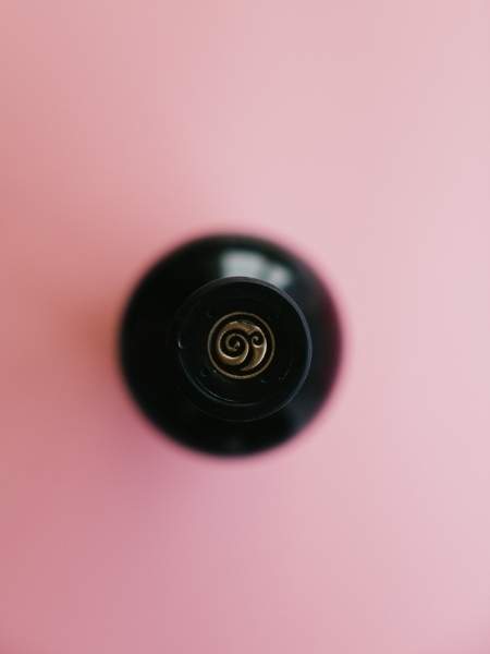 Black and Gold Cap with Logo of Taron Reserva