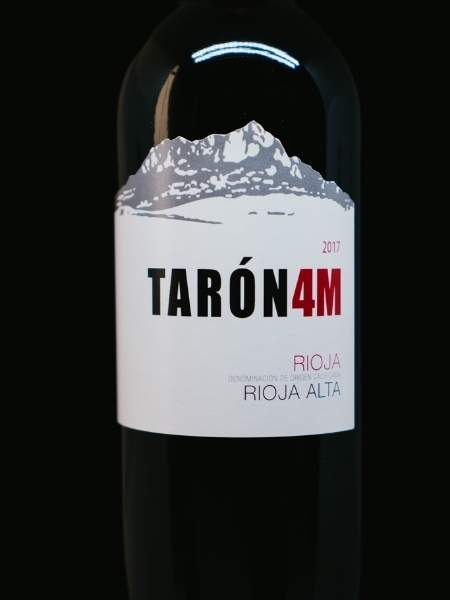 Front Label with Logo of Taron Tinto 4M