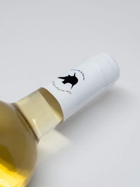 White Cork Details of the white wine bottle