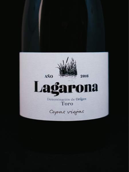 Front Black and White Label of Lagarona