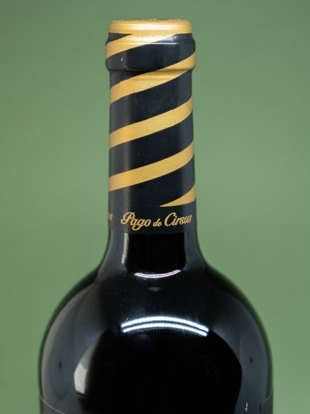 Black and Gold Cork with Logo of Pago de Cirsus 