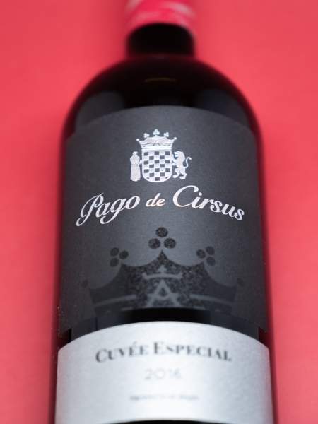 Front Black Label with Logo of Pago de Circus