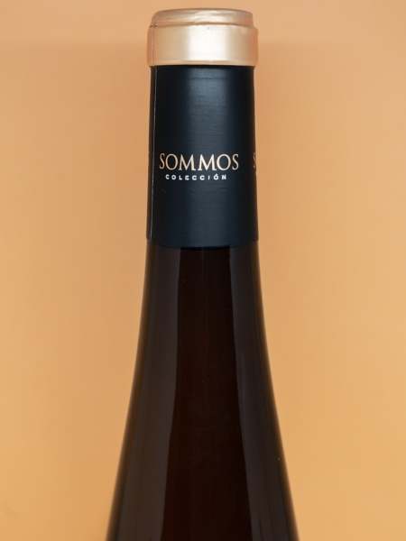 Gold and Black Cork with Logo of Sommos Coleccion