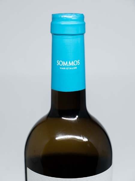 Blue and White Cork with Logo of Sommos Varietales
