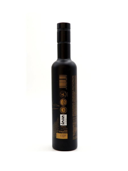 Neck of the Spanish olive oil extra virgen oro 